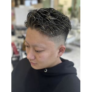 スキンフェード　ハイライト　パーマ