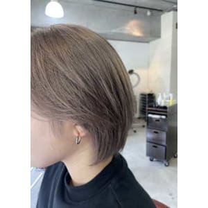 ベージュ×ショートスタイル