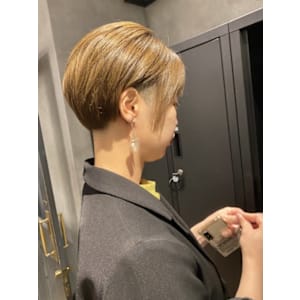 ツーブロハイトーンのモードなショート