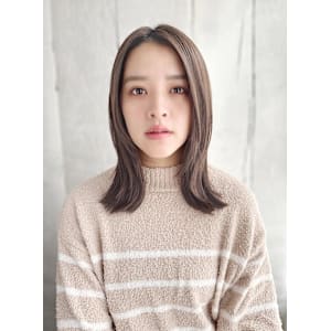 大人可愛いセンターパートの外はねアレンジ