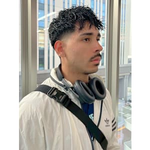 ツイストスパイラルパーマ フェードカット 眉カット 20代 