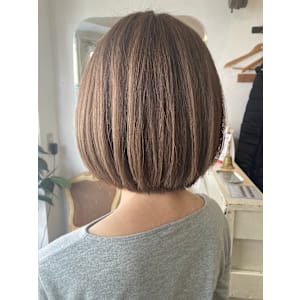 太めハイライト白髪ぼかしライトベージュ長めボブミセスボブ - CHAINON【シェノン】掲載中