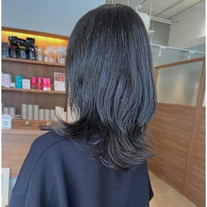 エメラルドブルー