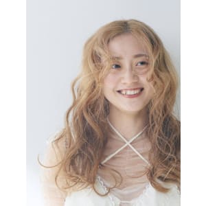 ベージュエンドカラーウェーブ【FIRST】小林真奈美