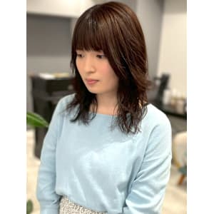 ミディアムパーマ 20代 顔周りレイヤー ナチュラルブラウン