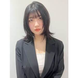 ミディアムレイヤー 黒髪 シースルーバング 顔周りカット