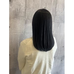 伸ばし中のストレートスタイル«ARCH Sayaka»