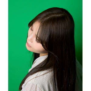 まとうのは、透明感。 グレージュストレートで叶える美意識ヘア