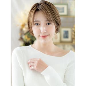 外国人風細めハイライト小顔前髪なしショート　フェザーショート