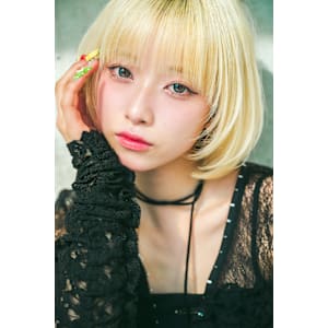 ホワイトブロンドレイヤーボブ