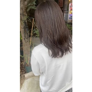 柔らかいナチュラルチャコールグレー