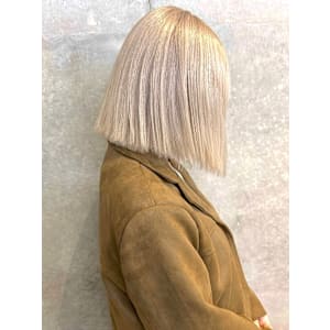 ハイトーン ブリーチカラー 切りっぱなしボブ ストレート 