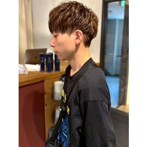 ツーブロック ブラウンカラー 刈り上げ 眉カット メンズマッ