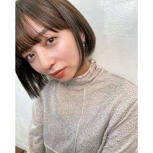 オリーブベージュのコンパクトボブ