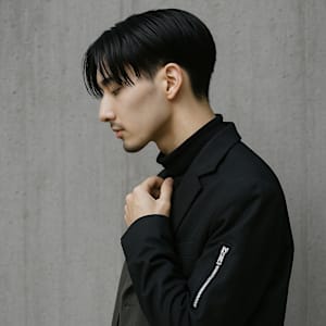 センターパート × タイトモードヘア