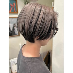 ショートボブ×ハイトーンでおしゃれに