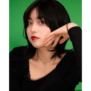 レイヤーカットで強く、しなやかに。透ける黒で私らしく