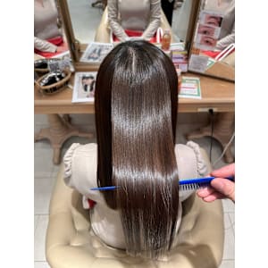 《思わず触りたくなるような美髪に》自然でまとまるストレート - SARA BEAUTY×LIFESTYLE【サラビューティーバイライフスタイル】掲載中