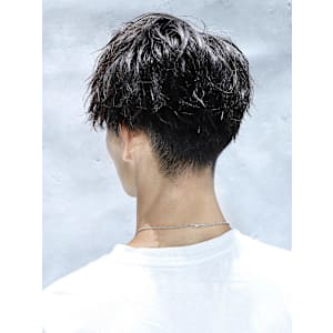 春夏にぴったりの爽やかなツイストアップバングショートスタイル