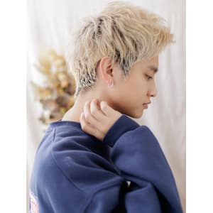 外国人風フェザーパーマスパイキーショート　ブリーチデザイン