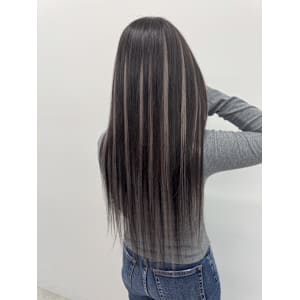 黒髪×シルバーハイライトで強めギャル！