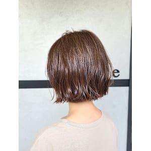 ミディアム外はねボブ