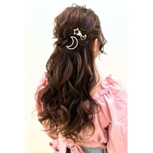 お呼ばれスタイルにもお出かけにもおすすめハーフアップ♪