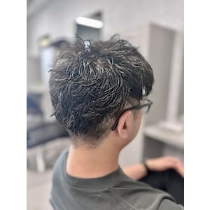 強めカールで作るワイルドなメンズパーマスタイル