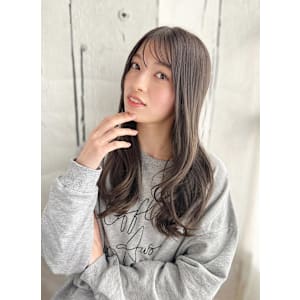 透け感グレージュのカジュアルレイヤースタイル