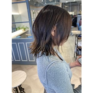 小顔顔周りレイヤーミディアムウルフコアミートリートメント赤羽