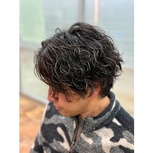 無造作なのにキマる！メンズパーマで、計算された抜け感を演出！