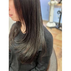 ロングの重さを解消する人気のレイヤーカット！