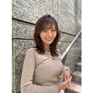 外ハネくびれミディアム