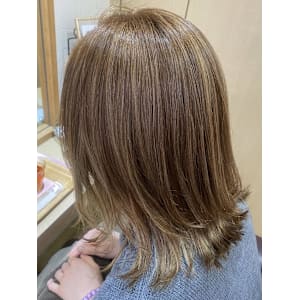 白髪ぼかしハイライト☆ギラつかない透明感 - EMU international 白岡 CUTE店【エムインターナショナル】掲載中