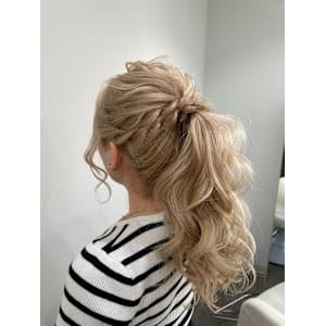イベントやライブ参戦におすすめ！華やかポニーテール