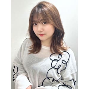 くびれ レイヤーカット ミディアム ベージュカラー 20代