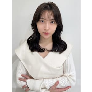 柔らか オリーブベージュ 透明感カラー くびれ 韓国風