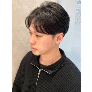 【自然な毛流れ】王道センターパートにニュアンスパーマを