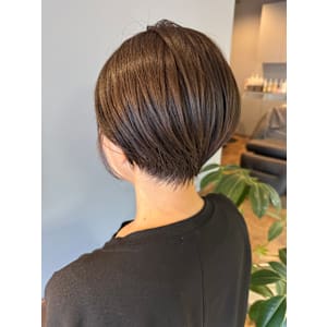 丸みシルエットの抜け感ショートスタイル