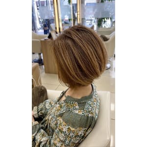 イメチェン/ホワイトブロンド/外ハネボブ/美髪