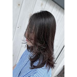 シーンを選ばない万能ミディアムヘアー