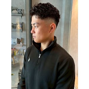 刈り上げ ツイストスパイラルパーマ アップバング 束感