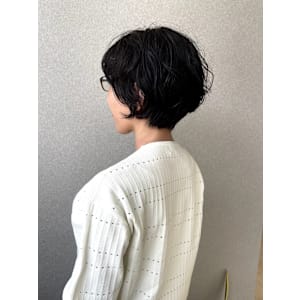 くせ毛を生かしたパーマ風ショートボブ