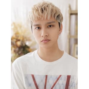 ブリーチデザイン波打ちパーマ金髪マッシュ　フェザーショート