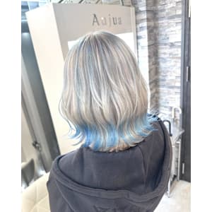 ホワイト×ペールブルーの特殊デザインカラー