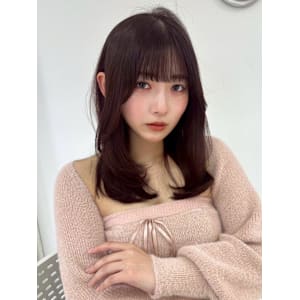 やわらかい抜け感のあるレイヤースタイル