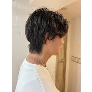 メンズのウルフヘアとナチュラルパーマ