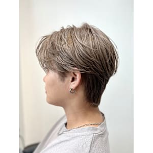 ミルクティーベージュ/センターパート/韓国ヘア/ダウンパーマ