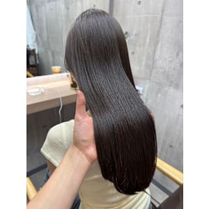 透明感とツヤ感を両立！大人可愛い“モカグレージュ”カラー