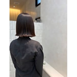 シャープなラインが魅力の「切りっぱなしボブ」